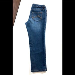Capri dark denim super Stretch Size 4 Inseam 22 1/2 by max studio
